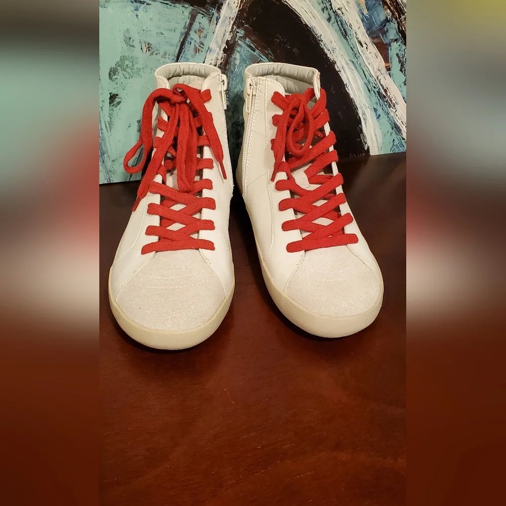NWNT STEVE MADDEN WOMEN'S WHITE SNEAKERS, RED SHOELACES,SIZE 6.5